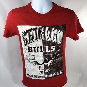 Chicago Bulls Short Sleeve Basketball NBA Shirt Red Black White Size Small Tee